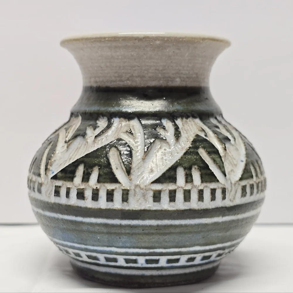 John Maccassey Stoneware Pottery New Zealand Cut Carved Green And Cream Vase - Picture 6 of 8